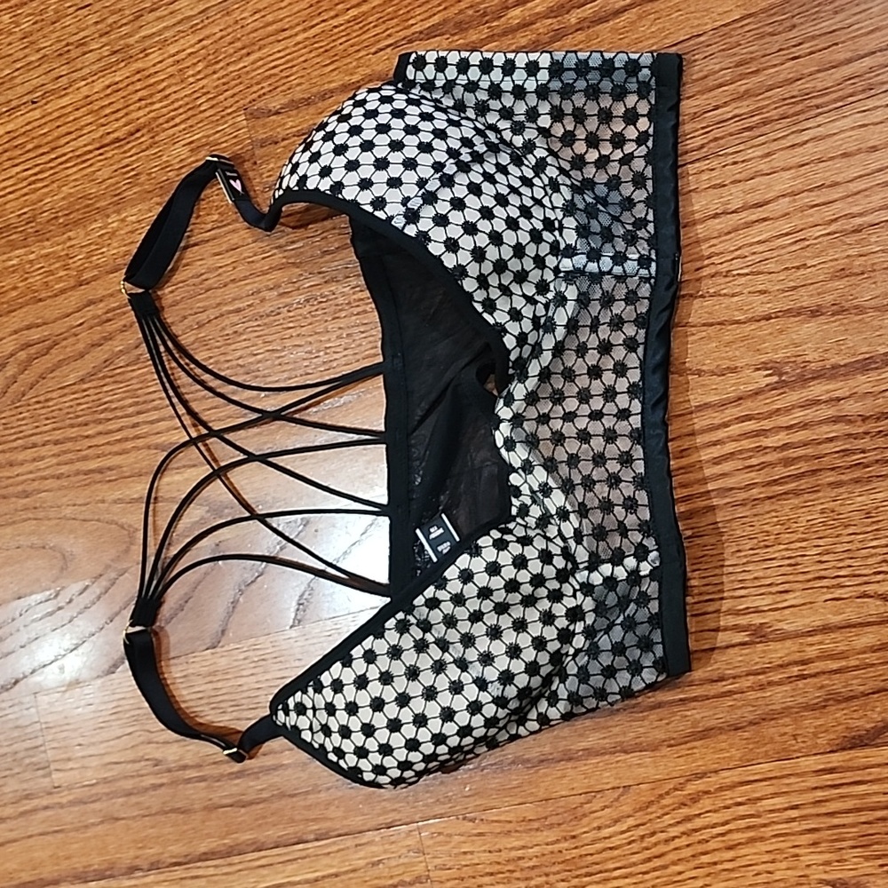 NWT Victoria's secret 34DDD bustier syyle BRA.